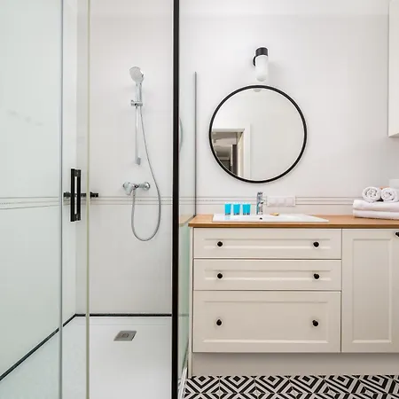 Metro Plocka 3-bedroom By Bookinghost Apartment *