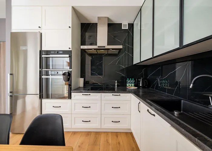 Metro Plocka 3-bedroom By Bookinghost * Warszawa