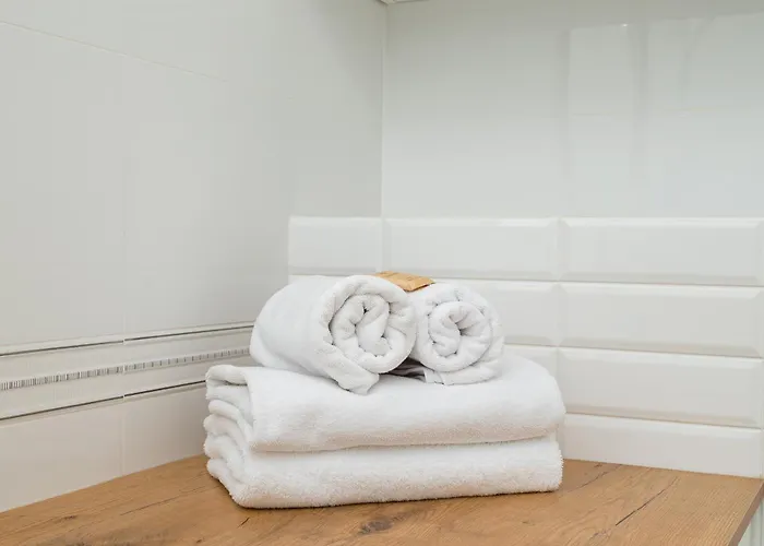 Metro Plocka 3-bedroom By Bookinghost