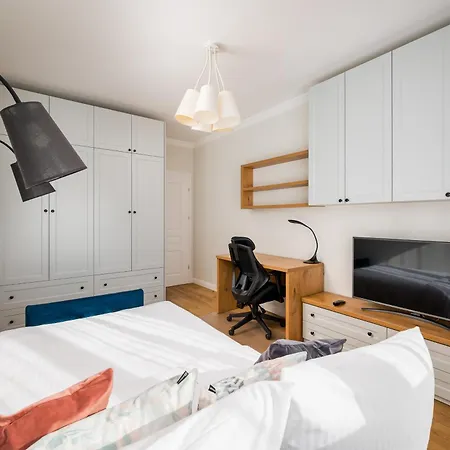 Metro Plocka 3-bedroom By Bookinghost Варшава