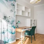 Metro Plocka 3-bedroom By Bookinghost